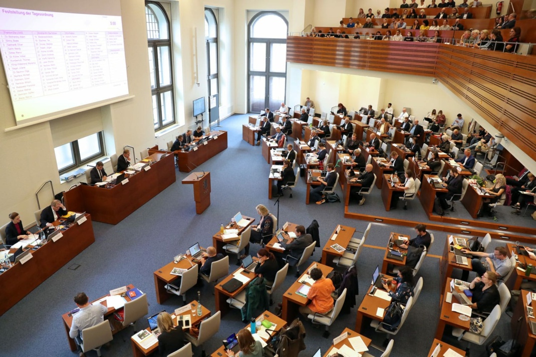 Blick in den gefüllten Sitzungssaal im Neuen Rathaus von der Tribüne aus