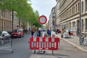 Straßen kann man auch anders nutzen: hier eine Superblock-Aktion in der Neustadt. Foto: Sabine Eicker