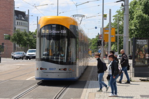 Straßenbahn der Linie 2 am Wilhelm-Leuschner-Platz. Foto: Ralf Julke