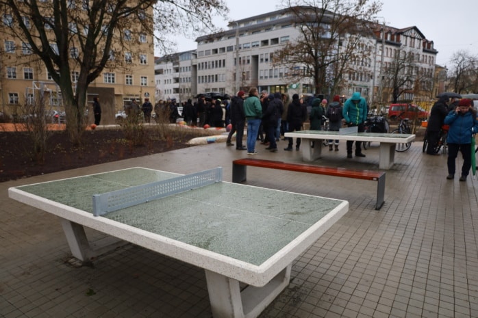 Gleich neben der Streetball-Anlage gibt es jetzt zwei Tischtennisplatten. Foto: Ralf Julke