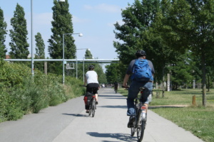Radfahrer im Lene-Voigt-Park.