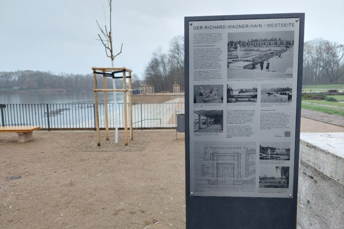 Eine Stele auf der Uferterrasse informiert zur Geschichte des Richard-Wagner-Hains. Foto: Sabine Eicker