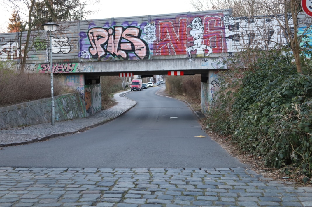 Die Eisenbahnbrücke über die Wiederitzscher Straße. Foto: Ralf Julke