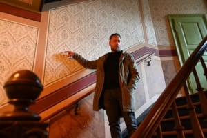 Restaurator Holger Köhler in einem der in neuer Schönheit erstrahlenden Treppenhäuser.