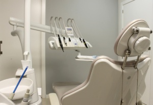 Behandlungsstuhl in einer Zahnklinik