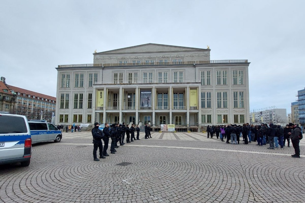 Eone Polizeikette trennt zwei Demonstrationen voneinander
