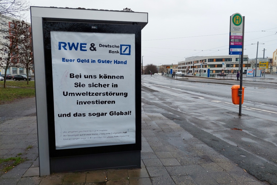 Adbustingaktion am Bayerischen Bahnhof