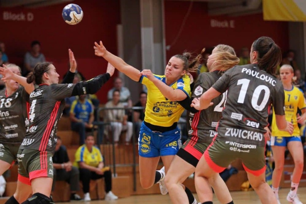 Emely Theilig mit anderen Spielerinnen auf dem Spielfeld