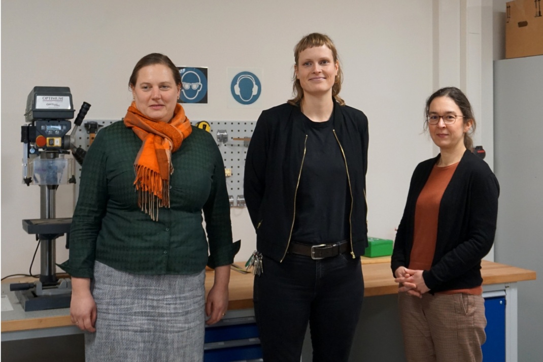 v.l.n.r.: Petra Čagalj Sejdi (Landtagsabgeordnete), Franka Martin (Leiterin der Produktionsschule), Dr. Claudia Maicher (Landtagsabgeordnete). Foto: Viola Heth