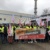Streikende mit Fahnen und Banner