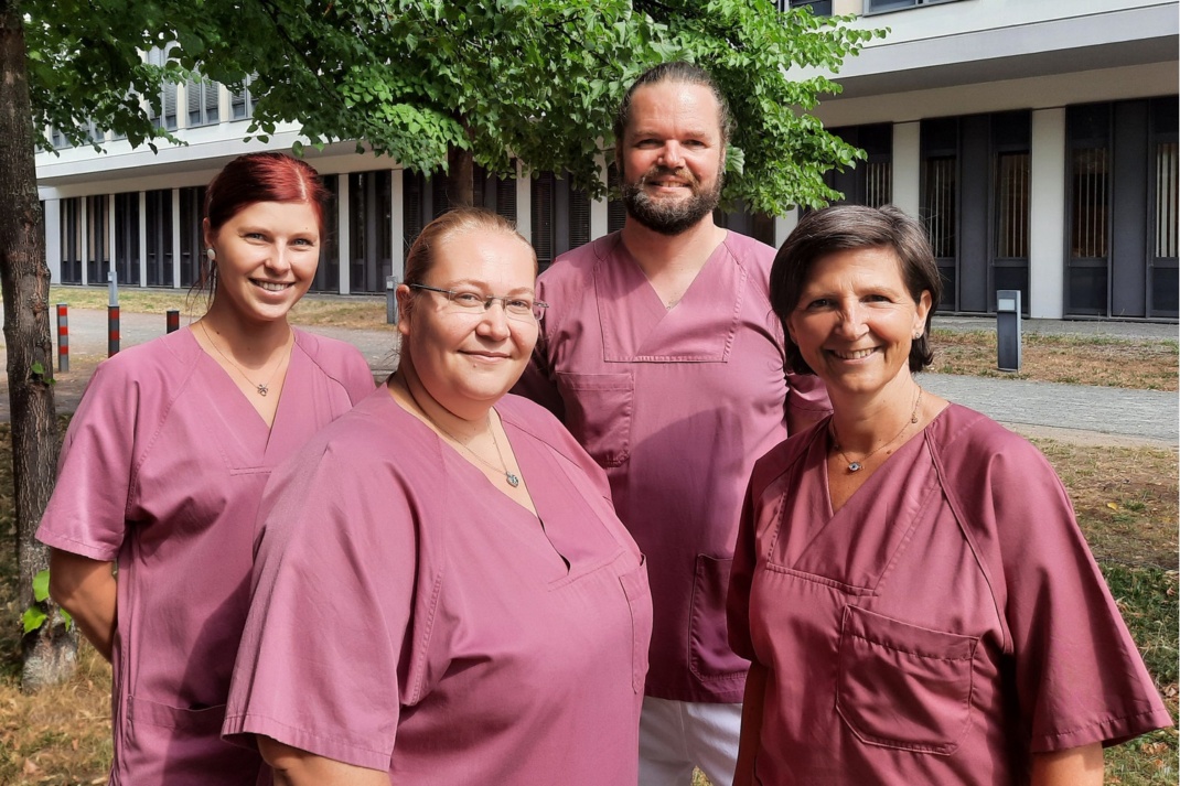 Sie beraten Kolleg/-innen, Patient:innen und nun auch Angehörige aus pflegerischer Sicht zu vielen Fragen rund um die Behandlung von Krebserkrankungen: Annett Sudarma (re.), Matthias Herrmann (2.v.r.) und Sarah Pollrich 2.v.l.). Die Mitarbeiterin links auf dem Foto gehört dem Team des pflegerisch-onkologisch Konsildienstes aktuell nicht mehr an. Foto: UKL