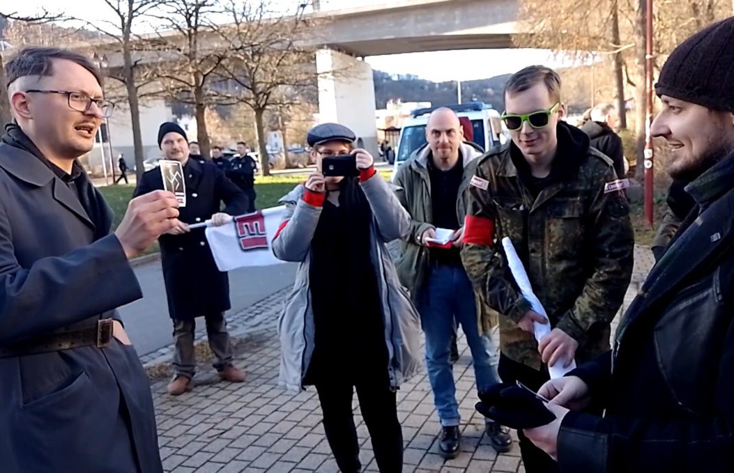 Videosequenz der Übergabe eines ersten Aufklebers. Foto: Videoscreen Die PARTEI