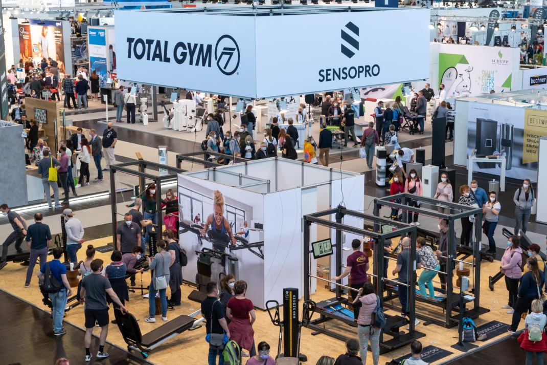 Besucher in der Messehalle