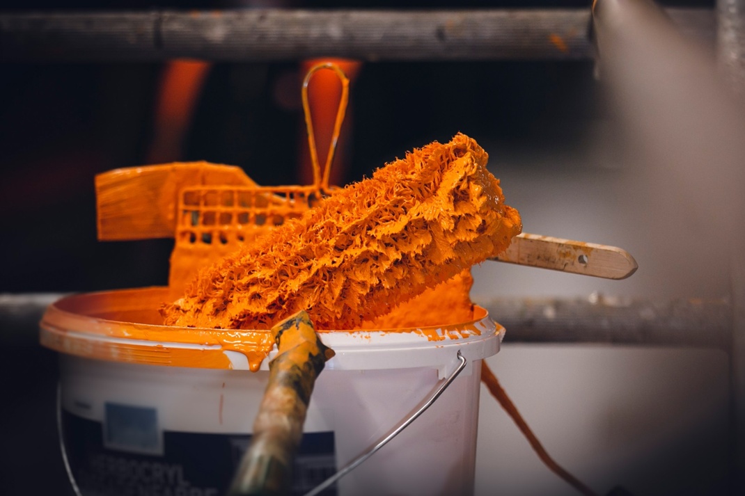 Ein Eimermit Farbe und einer Malerrolle