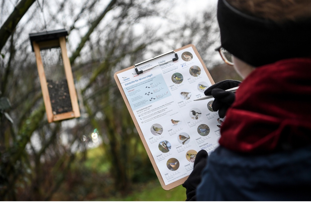 Ein Teilnehmer mit einem Zählbogen in der Hand