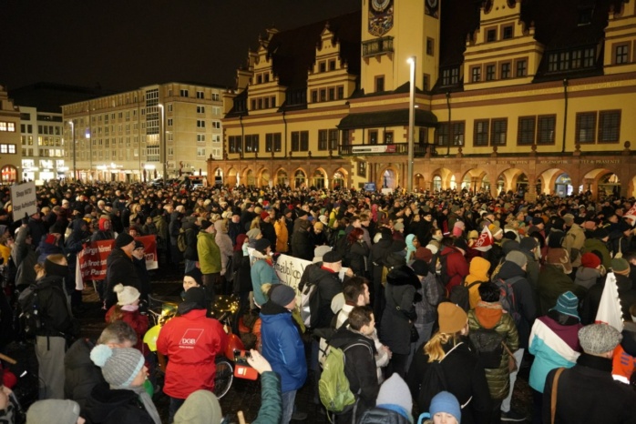 Die Menschenmenge auf dem Markt ist gegen 18:40 Uhr stark gestiegen. Zwischen 2.000 und 3.000 liegen aktuell die Schätzungen. Foto: LZ