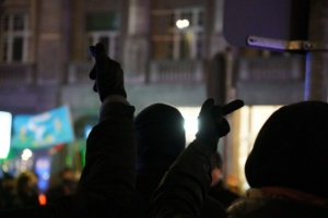 Der Gegenprotest mit dem gewohnten zeichen der Ablehnung. Foto: LZ