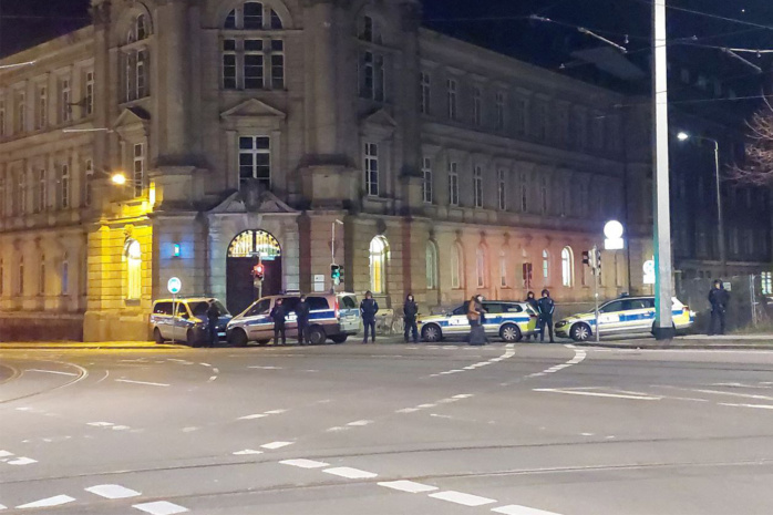 Polizeiaufgebot vor der Polizeiwache in der Dimitroffstraße