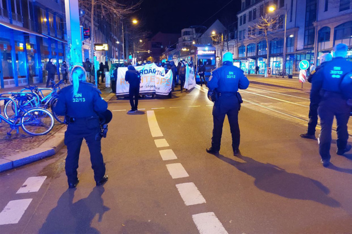 Polizisten auf der Karl-Liebknecht-Straße am Abend