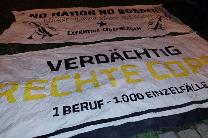 Ein Banner mit der Aufschrift "Verdächtig rechte Cops"