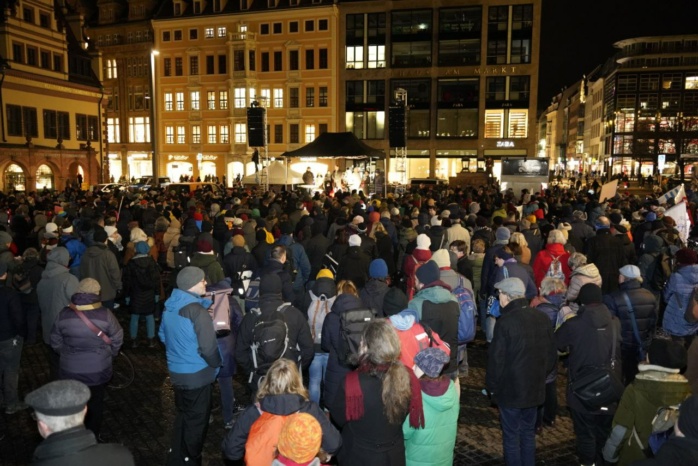 Die Menschenmenge auf dem Markt ist gegen 18:40 Uhr stark gestiegen. Zwischen 2.000 und 3.000 liegen aktuell die Schätzungen. Foto: LZ