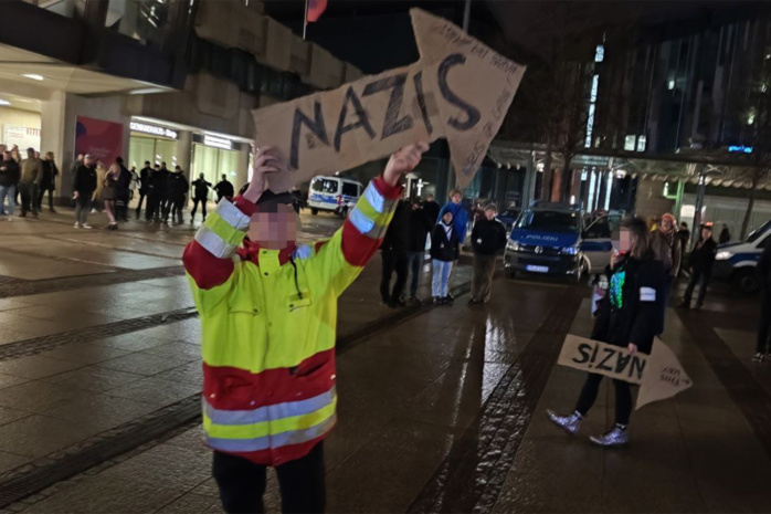 Protestierende mit Schild auf dem Leipziger Augustusplatz