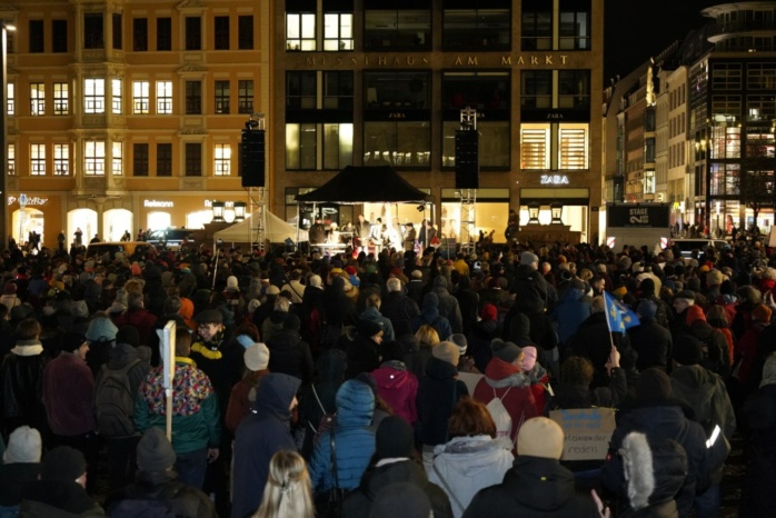 Die Menschenmenge auf dem Markt ist gegen 18:40 Uhr stark gestiegen. Zwischen 2.000 und 3.000 liegen aktuell die Schätzungen. Foto: LZ