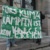 Mehrere Menschen halten vor dem Leipziger Amtsgericht ein Plakat mit dem Schriftzug „Fürs Klima kämpfen ist kein Verbrechen“ in die Höhe.