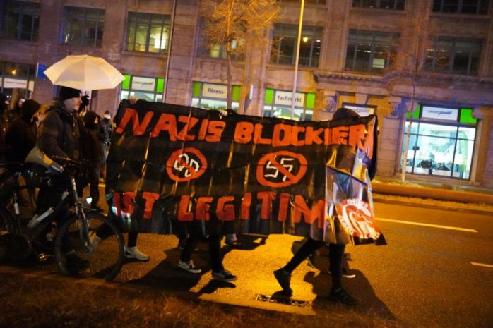 Die Zubringerdemo von "Leipizg nimmt Platz" ist noch auf dem Weg und trifft gerade am Marktplatz ein. Foto: LZ