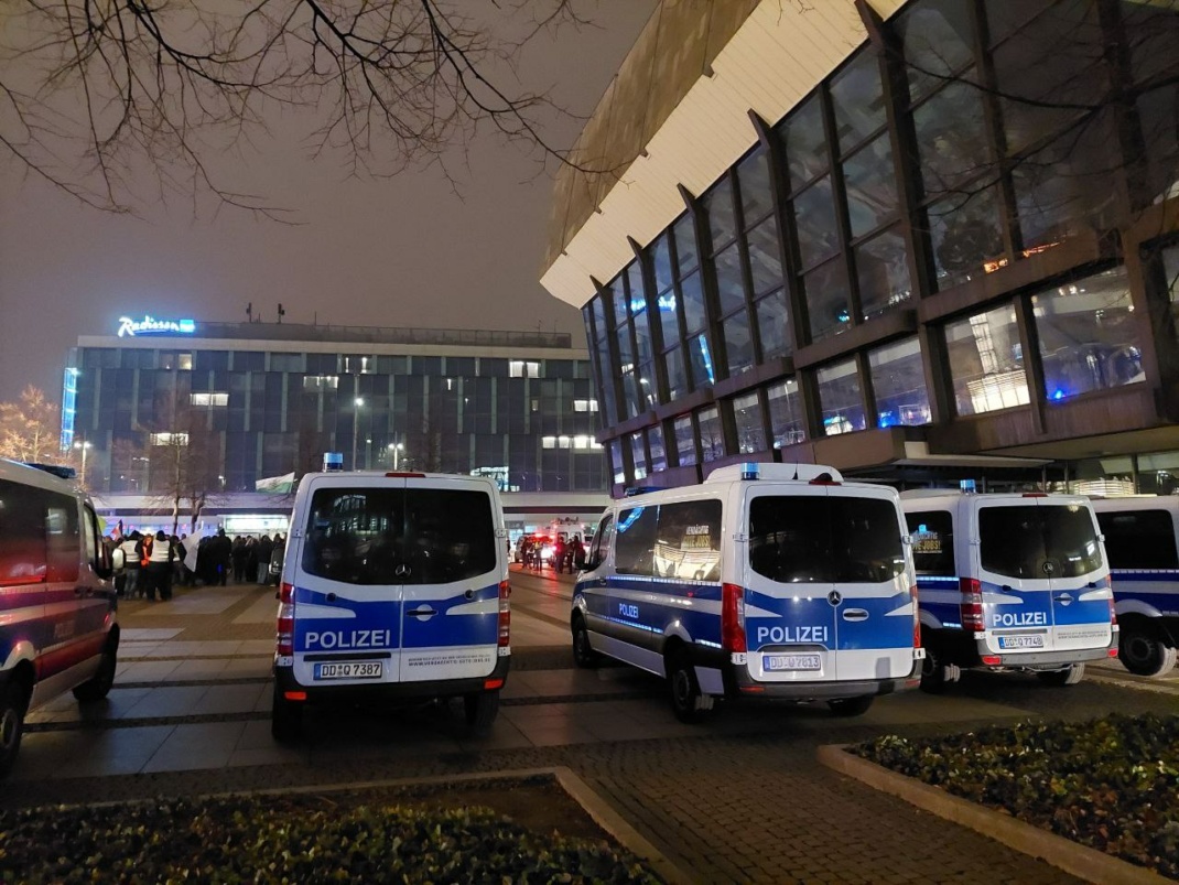 Die Polizei mit ihrem Aufgebot auf dem Augustusplatz. Foto. LZ