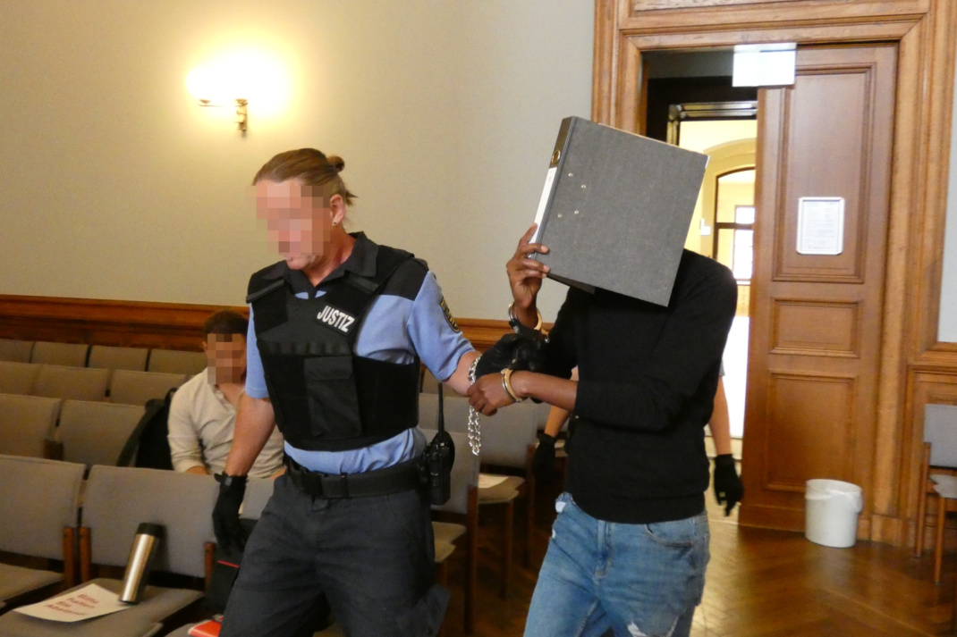 Der Angeklagte im Gerichtssaal.