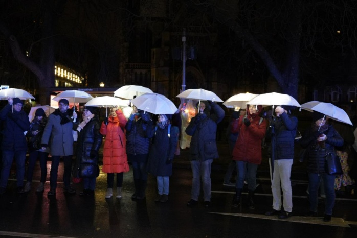 Auf dem Ring mit Schirm - die symbolische Aktion für Menschenrechte und demokratie hat begonnen. Foto. LZ