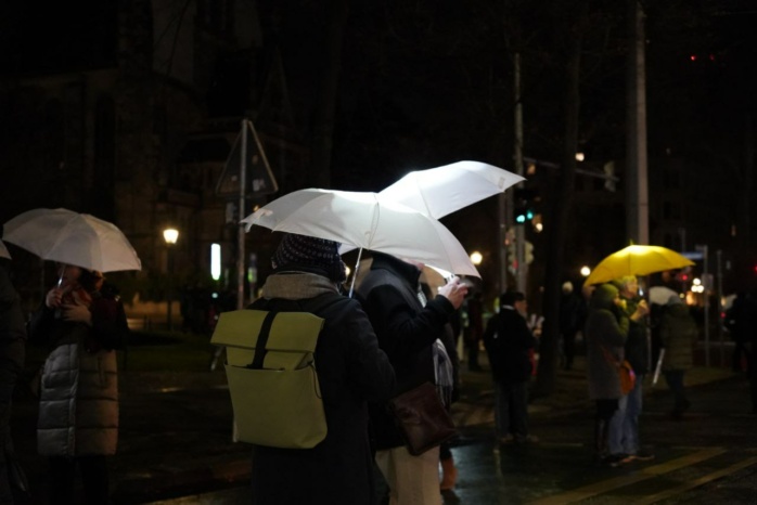 Auf dem Ring mit Schirm - die symbolische Aktion für Menschenrechte und Demokratie hat begonnen. Foto. LZ