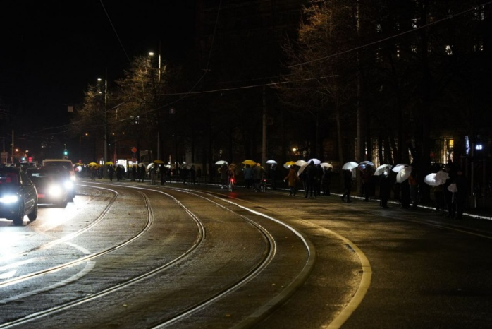 Auf dem Ring mit Schirm - die symbolische Aktion für Menschenrechte und Demokratie hat begonnen. Foto. LZ