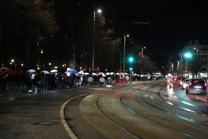 Auf dem Ring mit Schirm - die symbolische Aktion für Menschenrechte und Demokratie hat begonnen. Foto. LZ