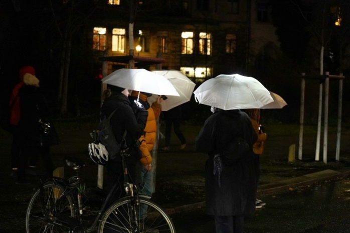 Auf dem Ring mit Schirm - die symbolische Aktion für Menschenrechte und Demokratie hat begonnen. Foto. LZ
