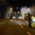 Polizei und Rettunskräfte nachts auf einer Straße