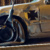 Ein demolierter silberner Mercedes mit einem schwarzen Kreuzsymbol