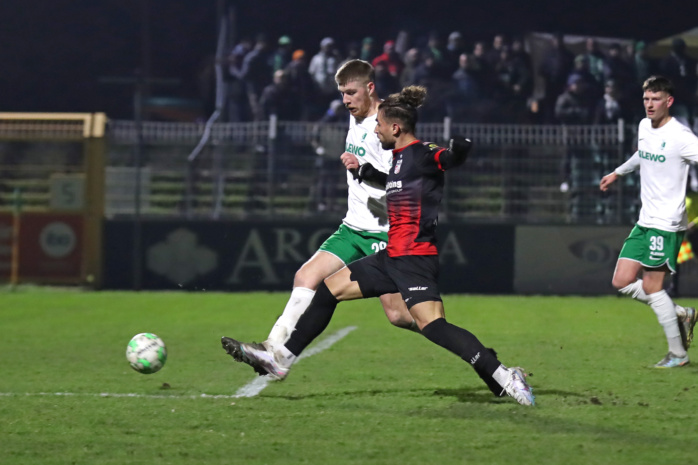 Romarjo Hajrulla (11, FC Rot-Weiss Erfurt) gegen Philipp Harant (28, Chemie). Foto: Jan Kaefer