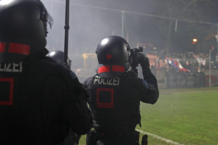 Fussball, Regionalliga Die Polizei beobachtet die Szenerie aufmerksam. Foto: Jan Kaefer