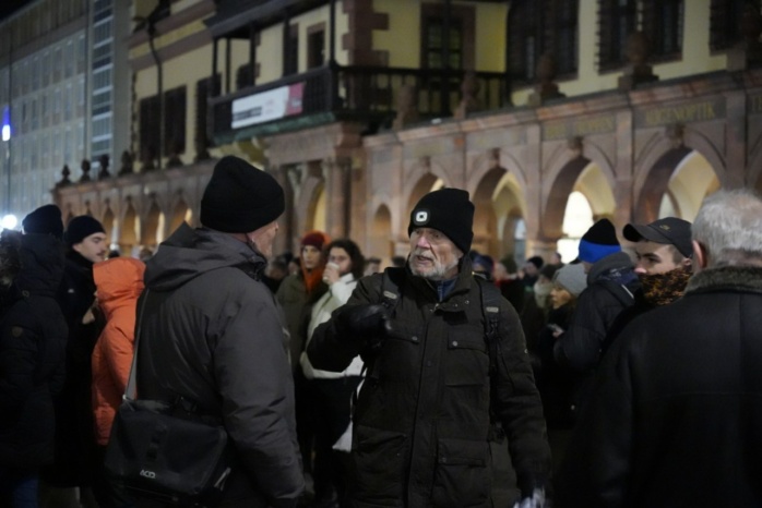 Debatte zwischen Bernd R. und versammlungsteilnehmern. Foto: LZ