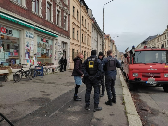 Juliane Nagel debattiert auf der Straße: unverhältnismäßige Maßnahme im "linXXnet"? Foto: LZ