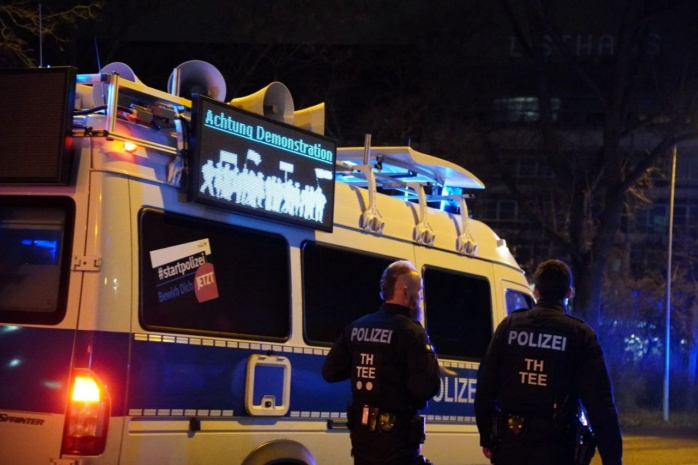 Demobeschilderung der Polizei bei Leipzig nimmt Platz. Foto: LZ