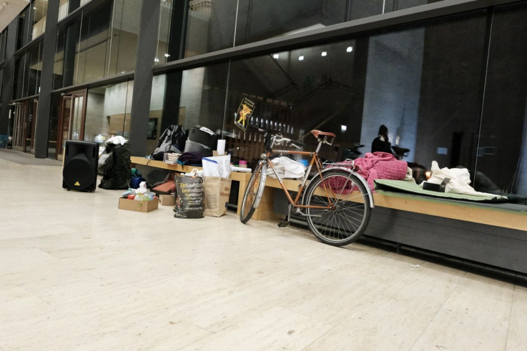 Fahrrad, Taschen und verschiedene Gegenstände.