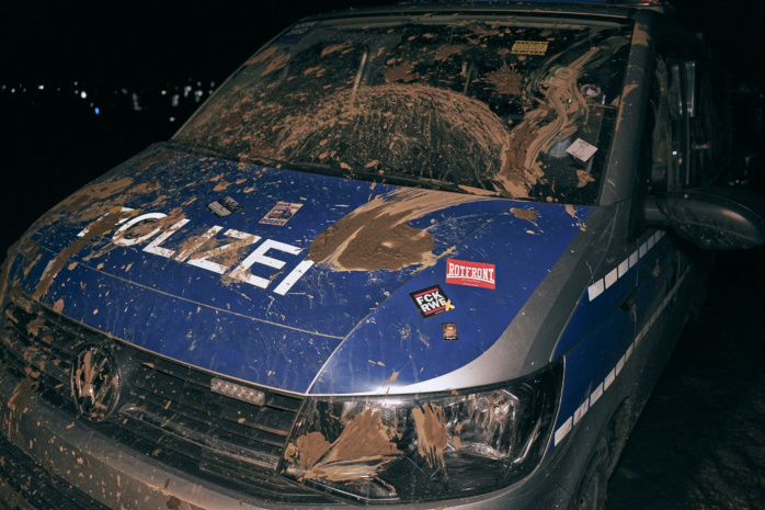 Ein mit Schlamm beschmiertes Polizeiauto