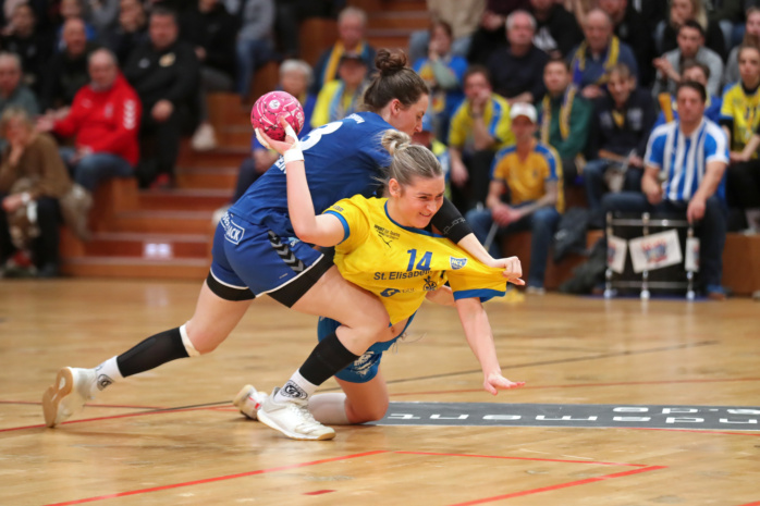 Hanna Ferber-Rahnhöfer (14, HC Leipzig) wird von Josi Dingeldein (33, Mainz-Bretzenheim) zu Boden gerissen. Foto: Jan Kaefer