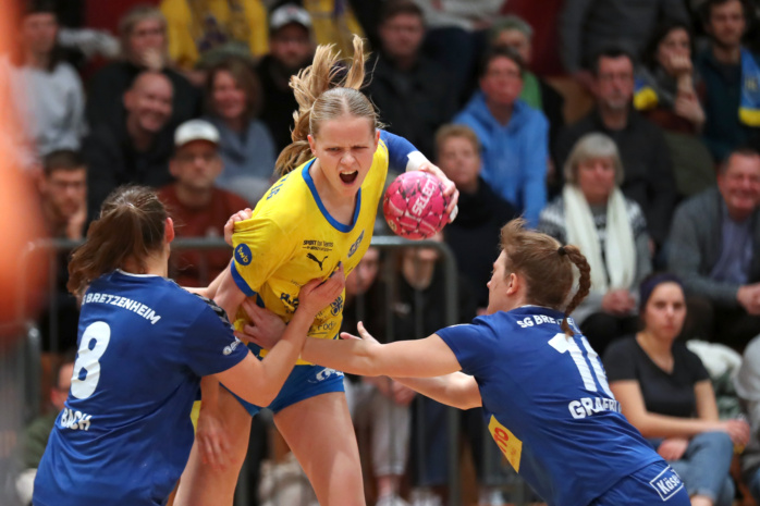 Julia Weise (7, HC Leipzig) in der Zange von Linda Bach (8, Mainz-Bretzenheim) und Isa Graebling (10, Mainz-Bretzenheim). Foto: Jan Kaefer