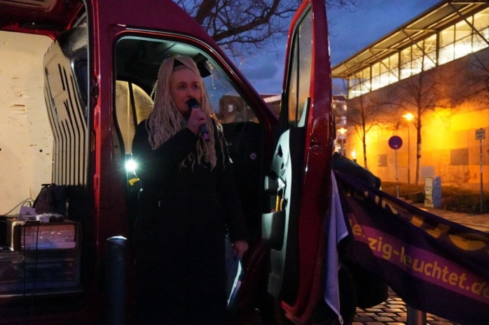 Mit-Initiatorin Irena Rudolph-Kokot von "Leipizg nimmt Platz" beim Zubringer aus dem Osten der Stadt. Foto: LZ