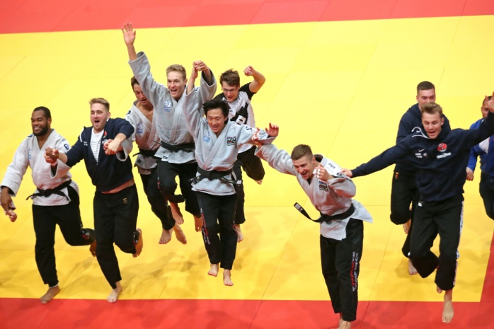 Jubel bei den Kämpfern des Judoclubs Leipzig über das Erreichen der Meisterschaftsendrunde. Foto: Jan Kaefer