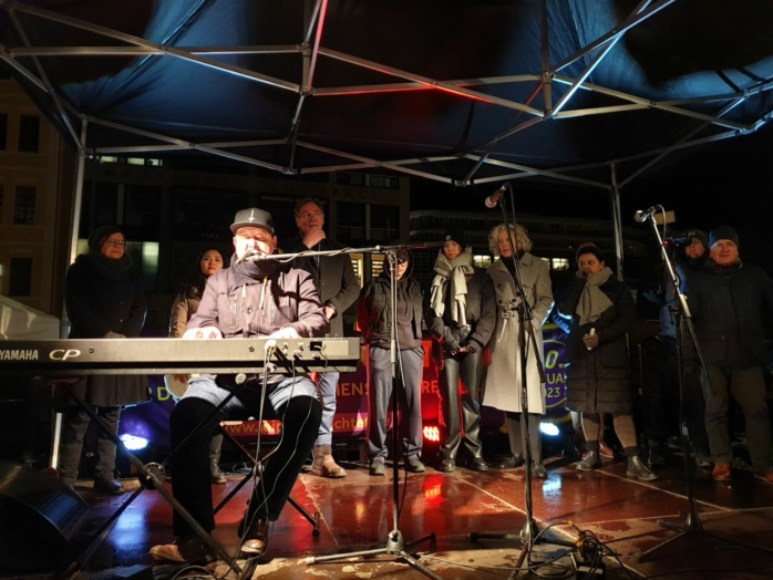 Sänger Sebastian Krumbiegel bei der Eröffnung der Versammlung "Leipzig leuchtet" auf dem Marktplatz. Burkhard Jung im Hintergrund. Foto: LZ